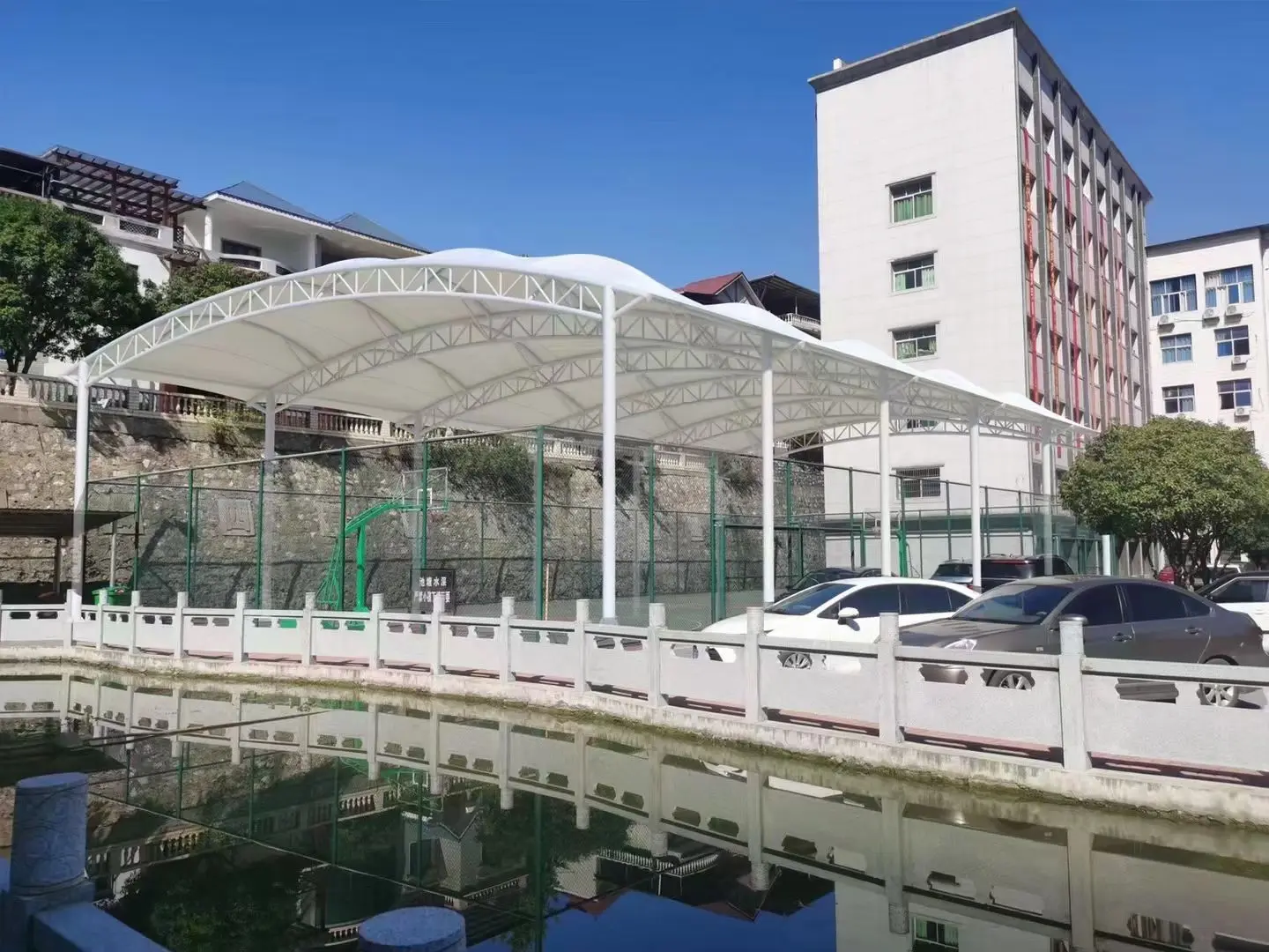 贵州钟山园区停车棚总在漏水生锈？源头膜结构厂家：按本地气候选材，避开三大坑