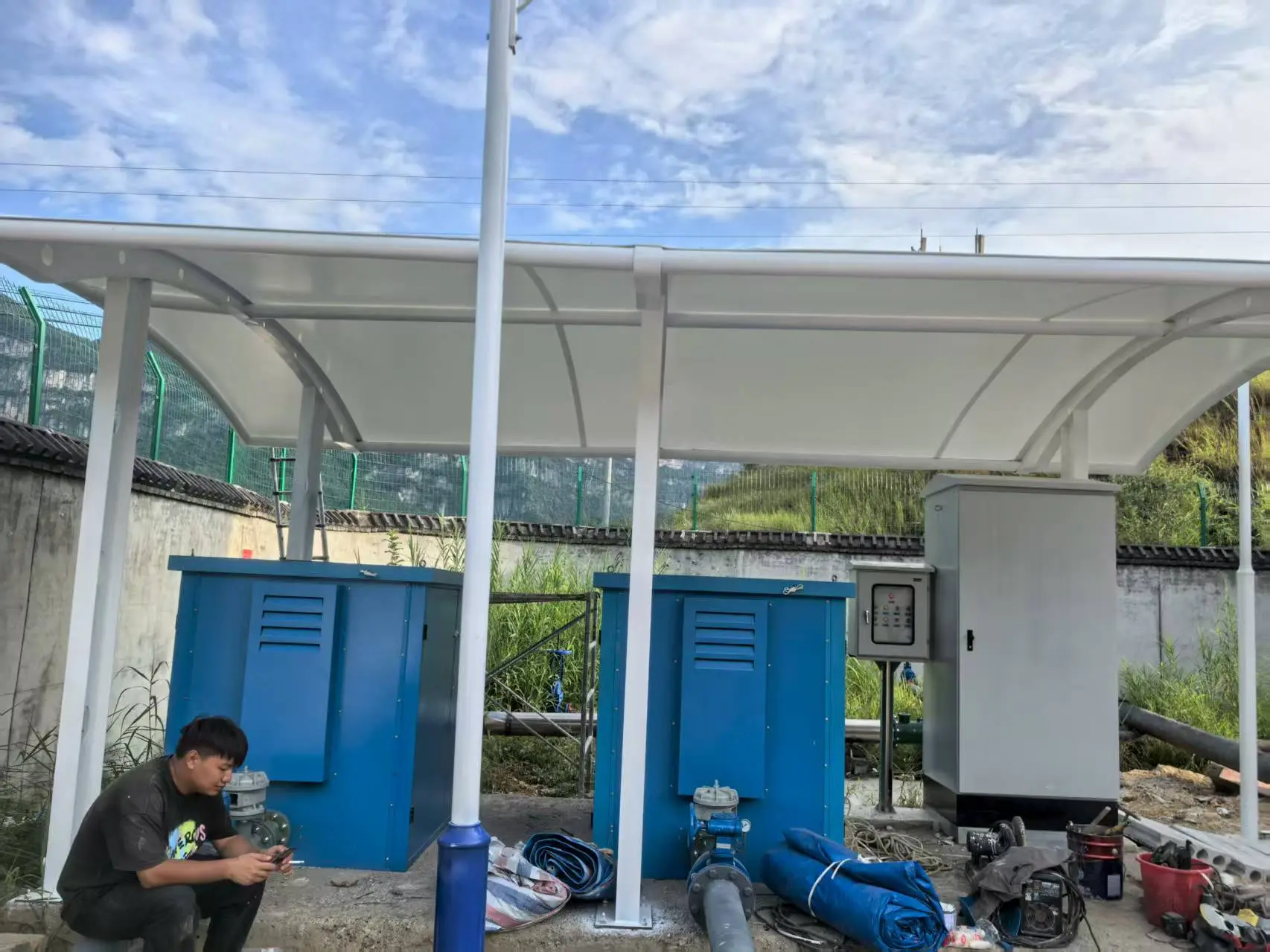 贵州钟山膜结构棚怎么选?多雨高湿山区,避开低价铁皮棚与劣质膜材坑