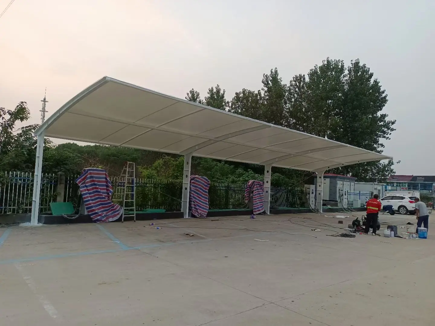 贵州钟山膜结构工程科普：山地多雨强紫外线环境，停车棚选材别只看低价